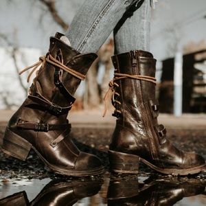 Iso Moon Boots (9) any color